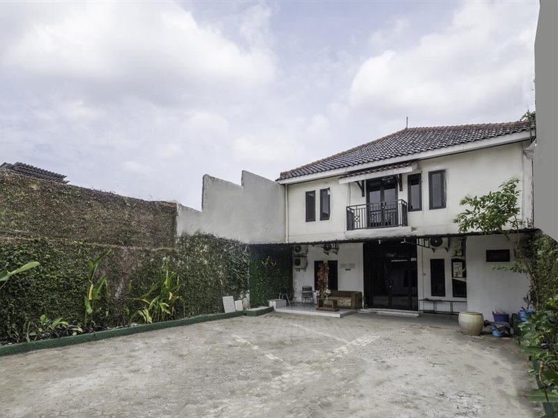 Oyo Life 2391 Baladewa Residence Syariah Karawang Exterior foto