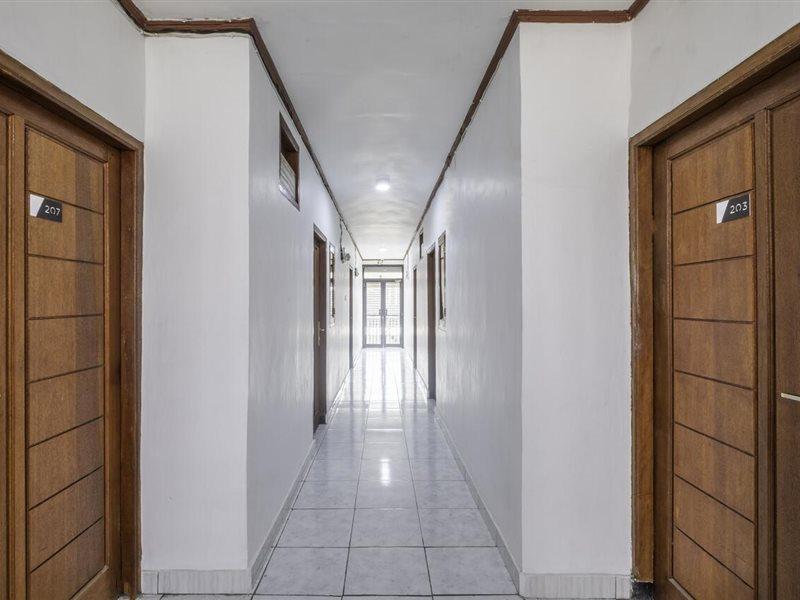 Oyo Life 2391 Baladewa Residence Syariah Karawang Exterior foto