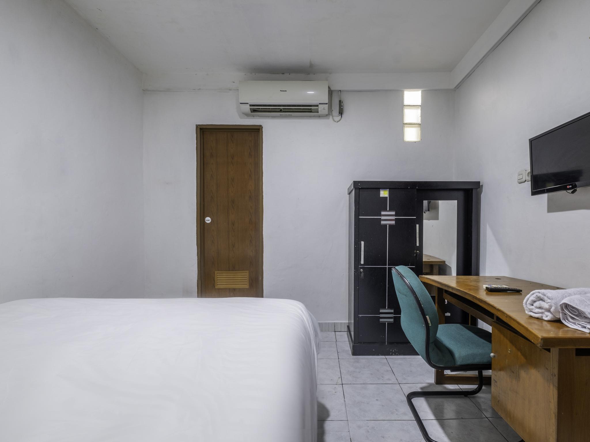 Oyo Life 2391 Baladewa Residence Syariah Karawang Exterior foto