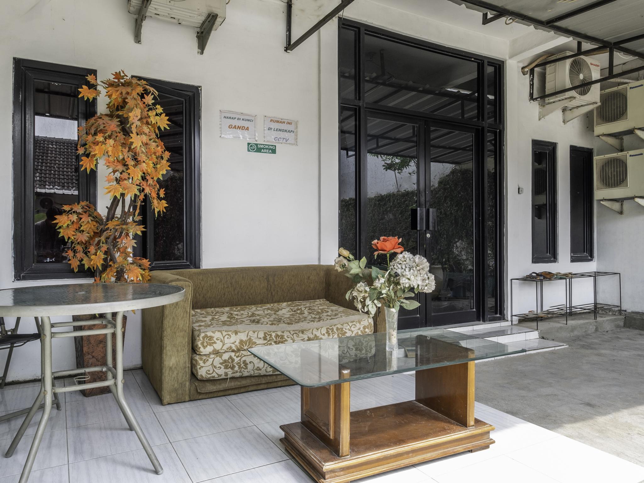 Oyo Life 2391 Baladewa Residence Syariah Karawang Exterior foto