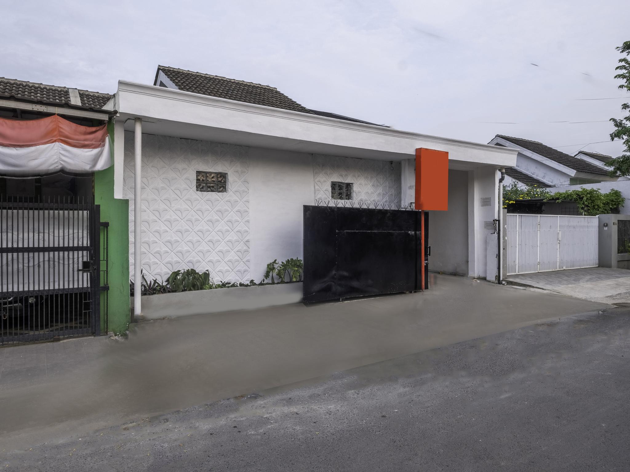 Oyo Life 2391 Baladewa Residence Syariah Karawang Exterior foto