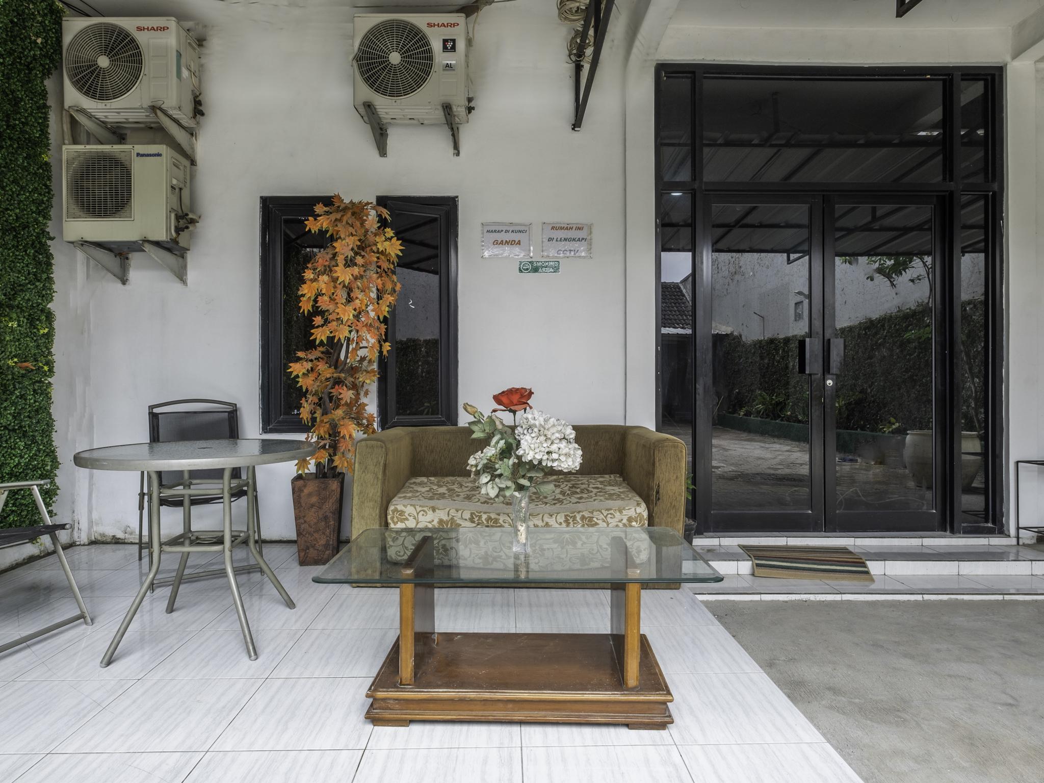 Oyo Life 2391 Baladewa Residence Syariah Karawang Exterior foto