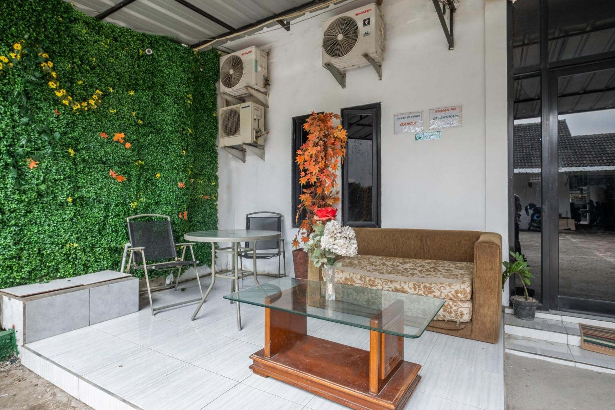 Oyo Life 2391 Baladewa Residence Syariah Karawang Exterior foto