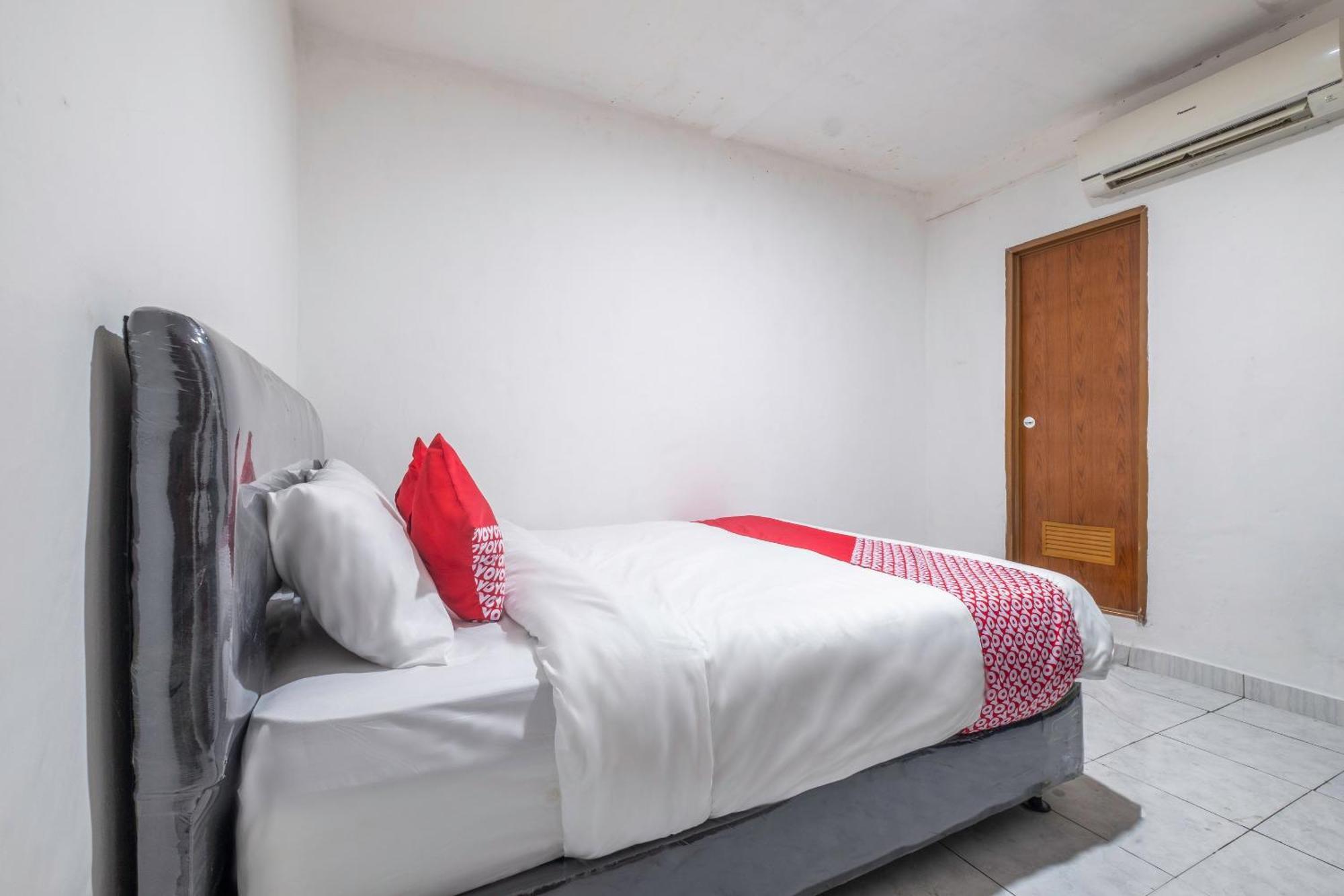 Oyo Life 2391 Baladewa Residence Syariah Karawang Exterior foto
