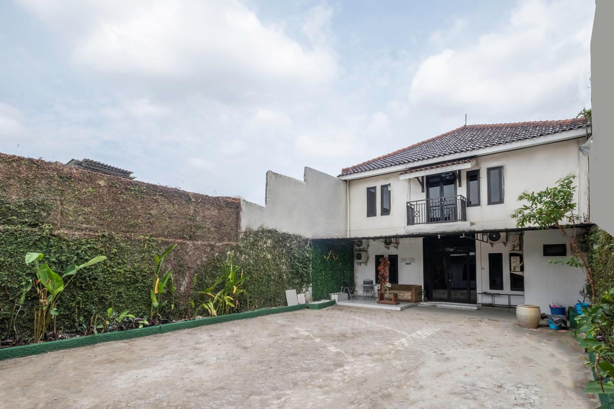 Oyo Life 2391 Baladewa Residence Syariah Karawang Exterior foto